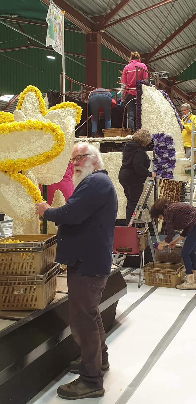 Leden werken aan de corsowagen