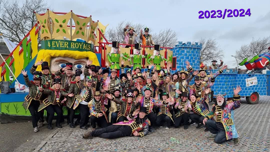 Groepsfoto van CV de Vikings bij de optochtwagen