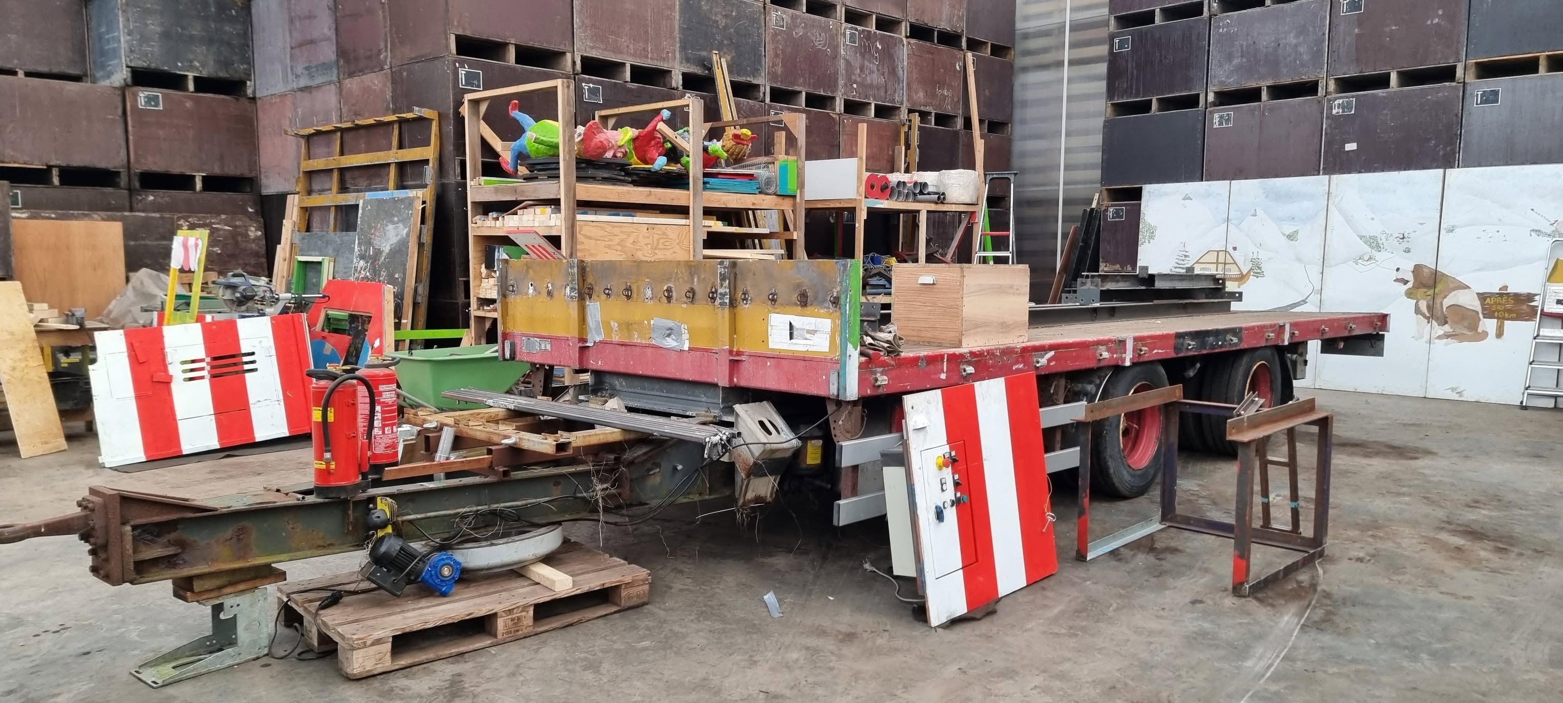 Carnavalswagen in aanbouw in de werkplaats